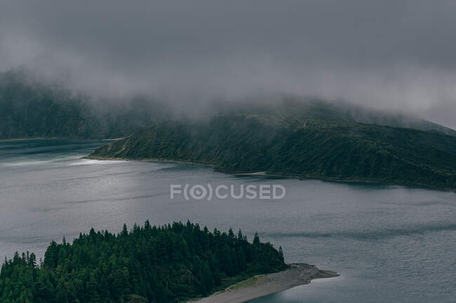 Lago con costa montañosa - foto de stock