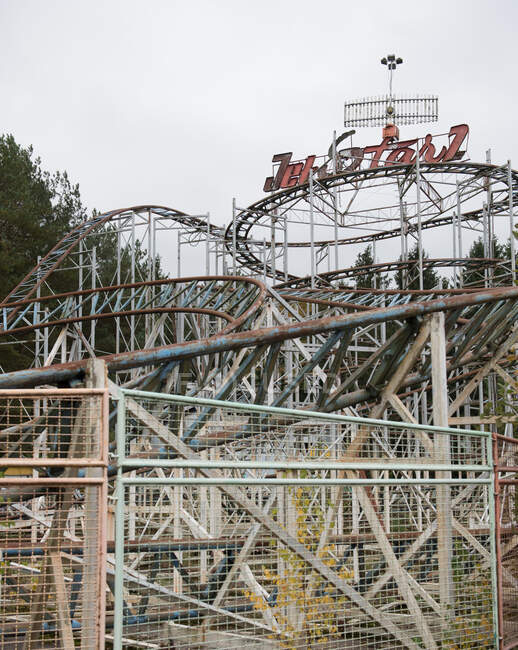 Вид на металеву іржаву конструкцію старих роликових гірників у покинутому парку розваг. — стокове фото