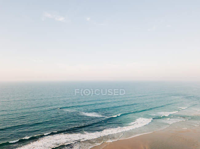 Пейзаж морского побережья, омываемый морской водой — стоковое фото