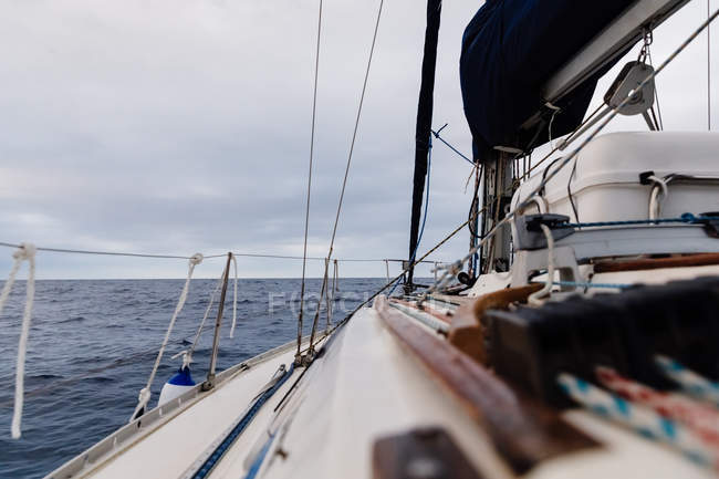 Détail du voilier en haute mer sous un ciel nuageux — Photo de stock