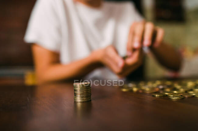 Cultivo chico contando monedas - foto de stock
