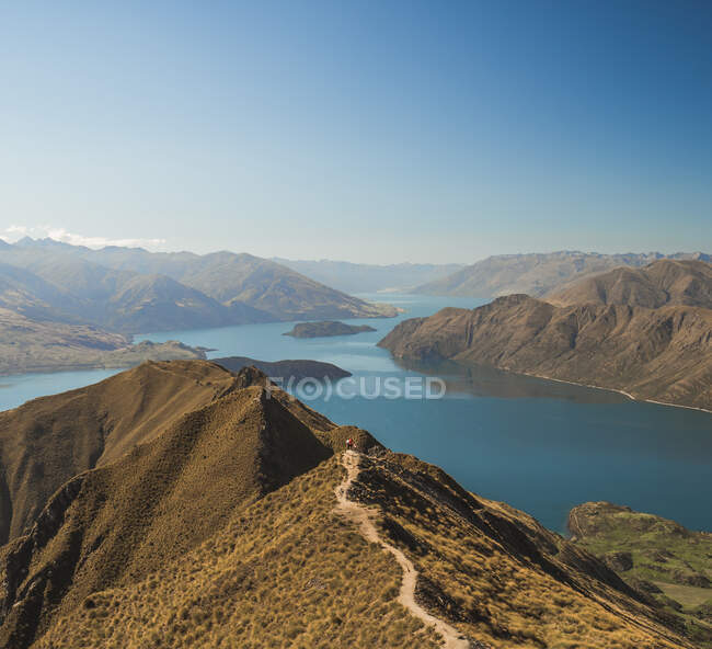 Vista espetacular da montanha Lake Wanaka e Roys Peak em incrível dia sem nuvens na Nova Zelândia — Fotografia de Stock