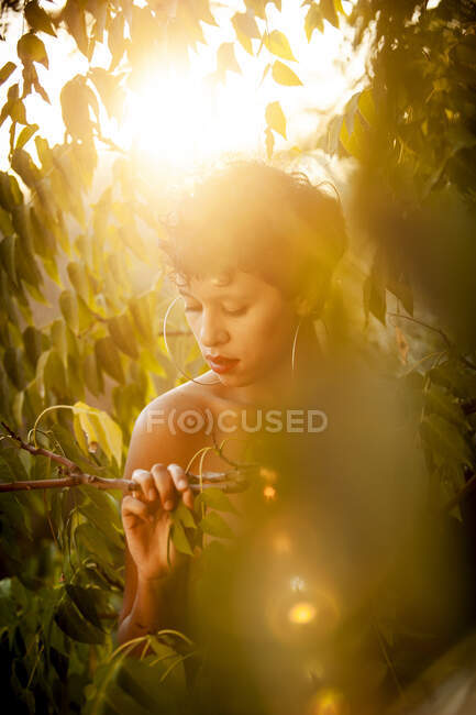 Приваблива безтонка молода жінка в саду. — стокове фото