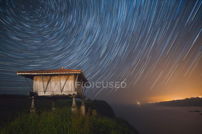 Longa exposição tiro de belo céu estrelado sobre pequena barraca em Astúrias, Espanha — Fotografia de Stock