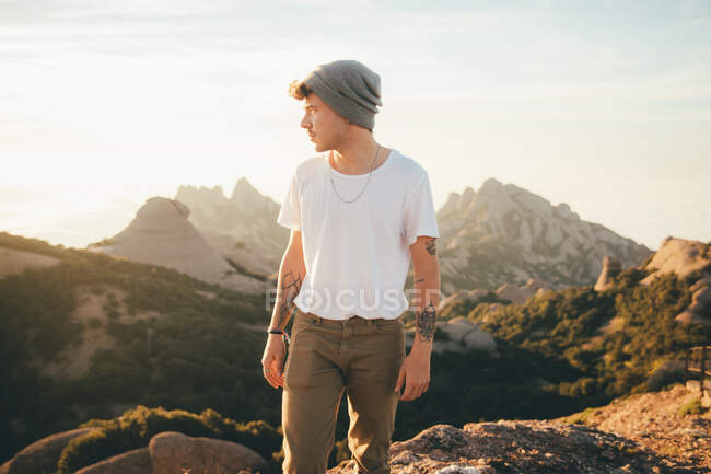 Людина захоплюється видом з гори. — стокове фото