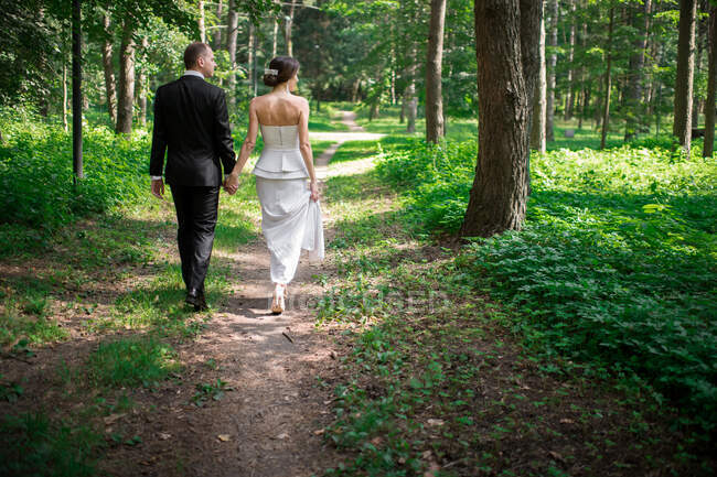 Couple marié debout dans la nature — Photo de stock