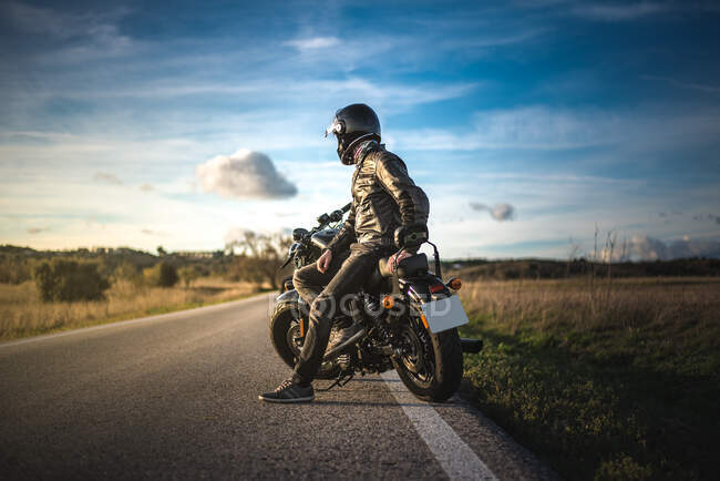 Biker in a motorcycle enjoying the landscape on the road — Stock Photo