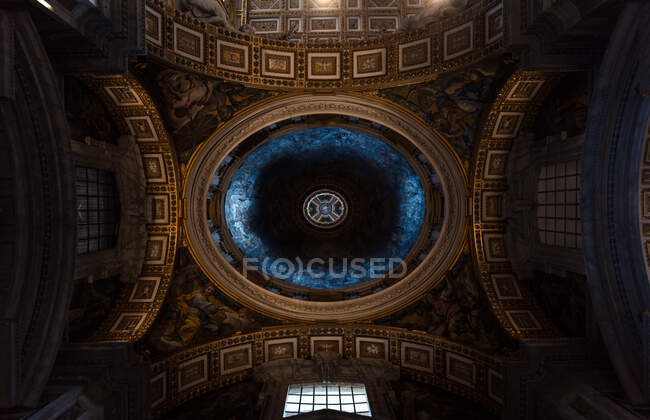 De baixo de tiro de teto ornamental na majestosa catedral católica em Roma — Fotografia de Stock