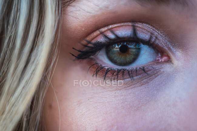 Ojo de mujer rubia - foto de stock