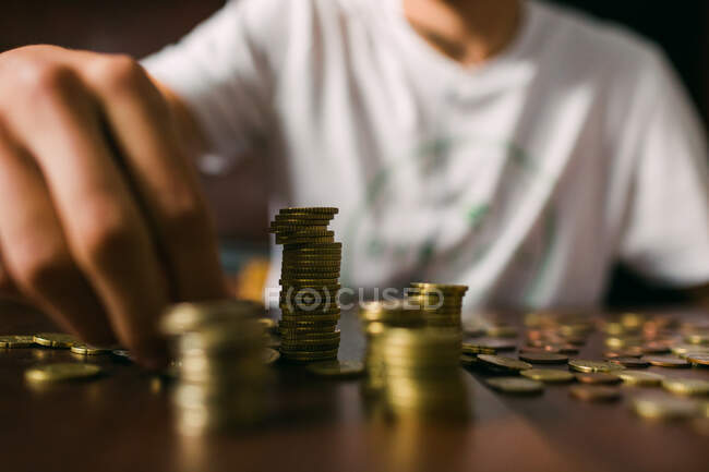 Colheita cara contando moedas — Fotografia de Stock