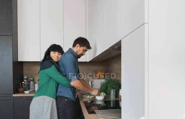 Allegro coppia cucina in cucina insieme — Foto stock