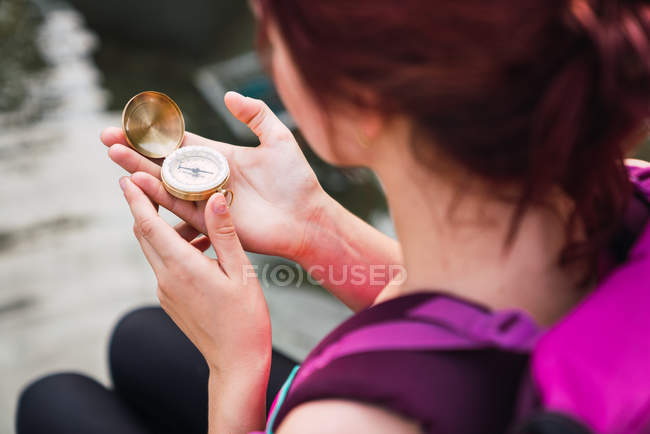 Крупним планом жінка сидить з компасом в руках — стокове фото