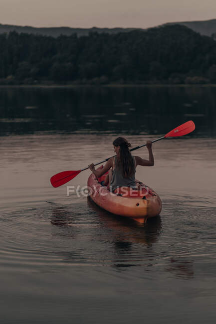 Donna che naviga in barca nel lago puro — Foto stock