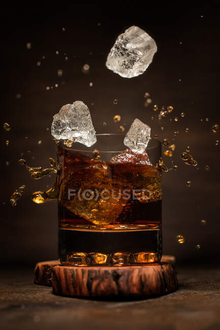 Spruzzare whisky con cubetti di ghiaccio — Foto stock