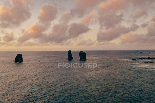 Grandes rocas bañadas por el mar - foto de stock