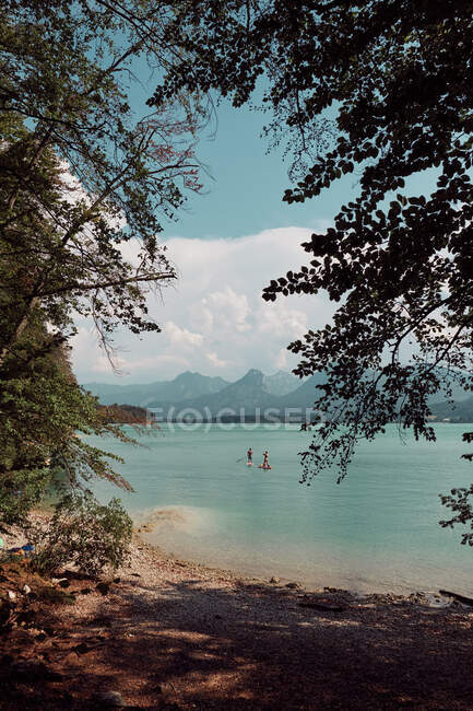 Мальовниче озеро між горами — стокове фото