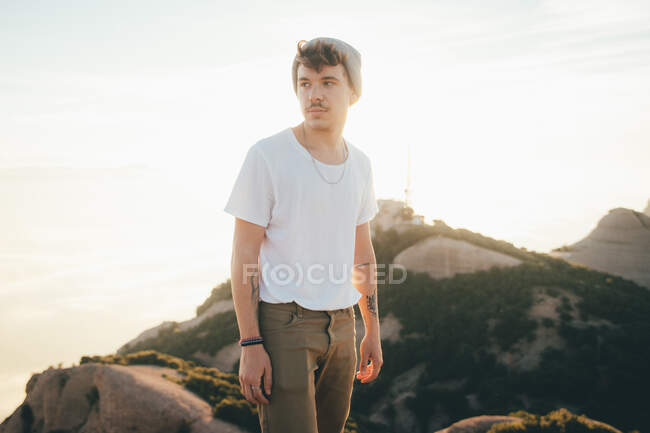 Uomo ammirando vista dalla montagna — Foto stock