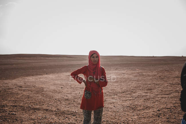 Mulher étnica de pé no deserto, Marrocos, África — Fotografia de Stock