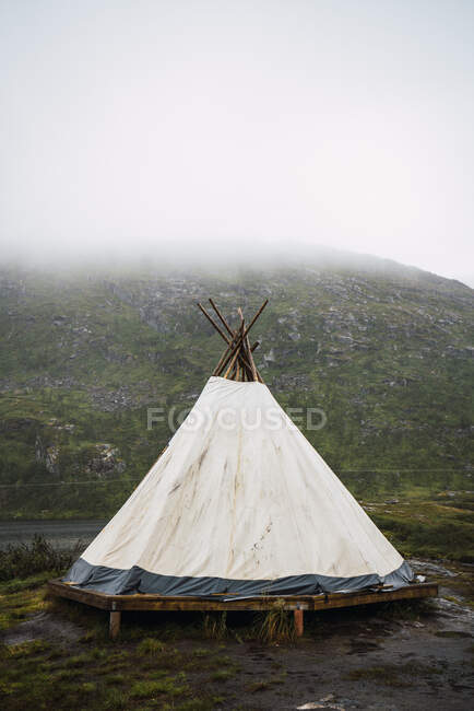 Tenda posta a terra vicino alla montagna — Foto stock