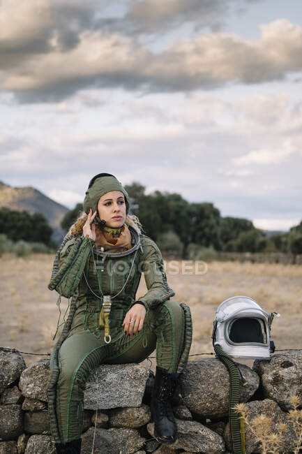 Красива жінка позує одягнена як астронавт . — стокове фото