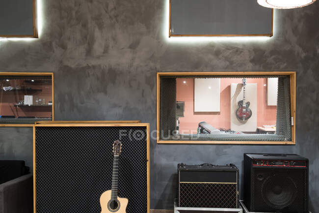 Akustische Gitarre in der Nähe von Verstärker — Stockfoto