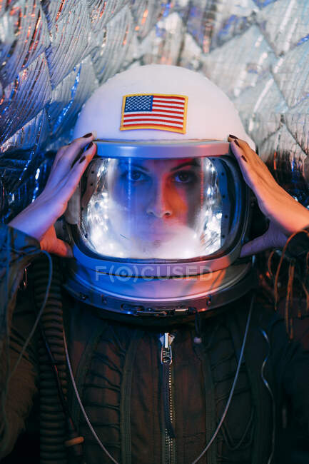Mulher bonita posa olhando para a câmera vestida como um astronauta. — Fotografia de Stock
