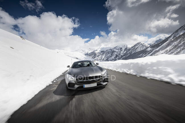 Déplacement de voiture dans la route de montagne dans les Alpes — Photo de stock