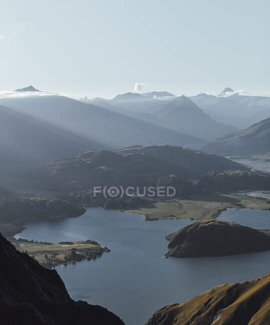 Vista deslumbrante de montanhas incríveis cercando pitoresco vale e lago calmo no dia ensolarado na Nova Zelândia — Fotografia de Stock