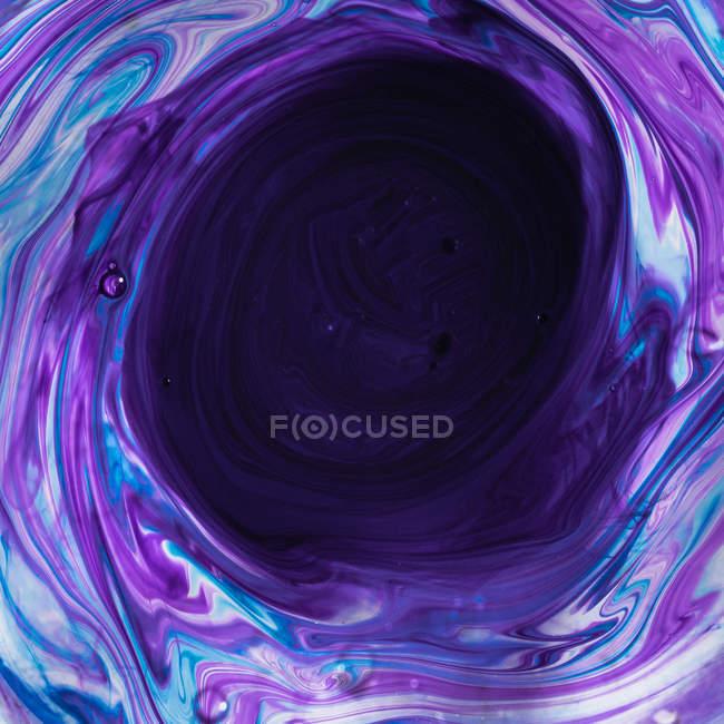 Redemoinhos de tinta azul e roxa dissolvente — Fotografia de Stock