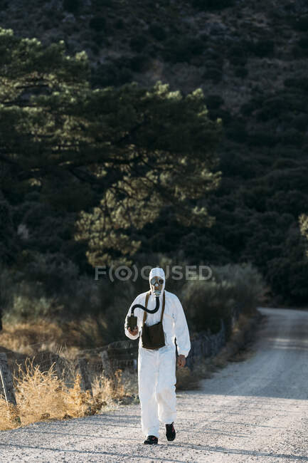 Человек в маске слезоточивого газа и белом костюме ученого — стоковое фото