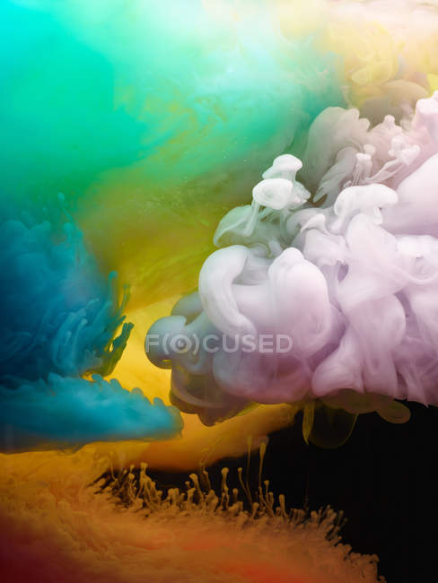 Fondo de nubes de humo de colores vivos - foto de stock