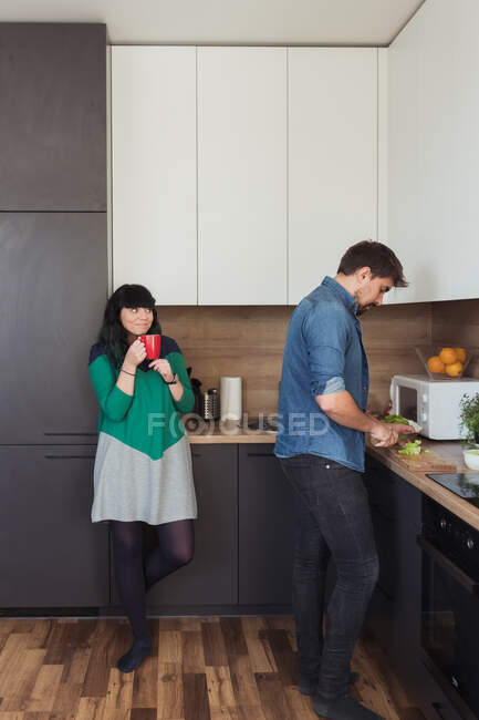 Casal alegre cozinhar na cozinha juntos — Fotografia de Stock
