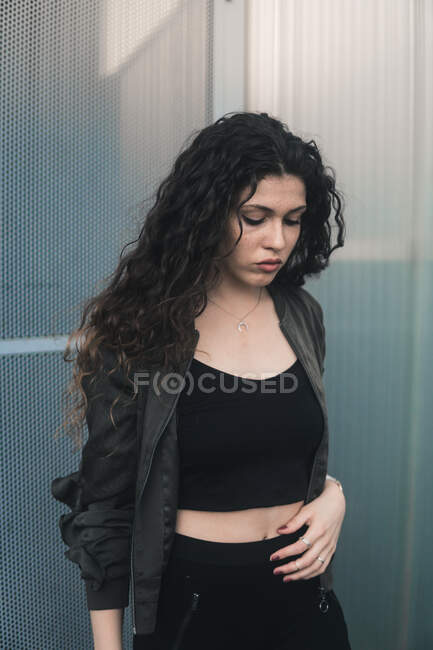 Young woman leaning on wall — Stock Photo