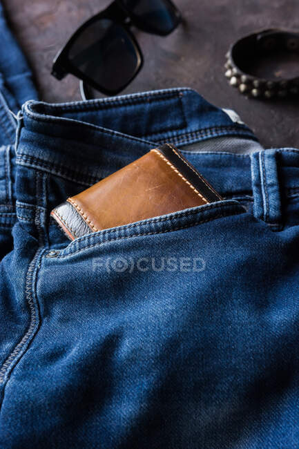 Luftaufnahme von Herren-Jeanskleidung mit Geldbörse, Halsband, Smartphone. und schwarze Lederschuhe — Stockfoto