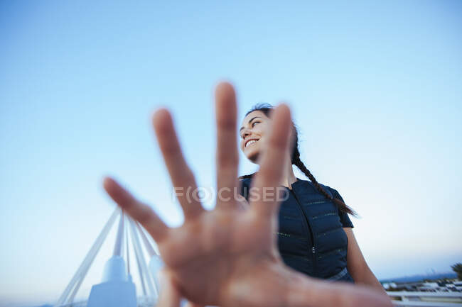 Счастливая женщина в солнечном свете протягивает руку — стоковое фото