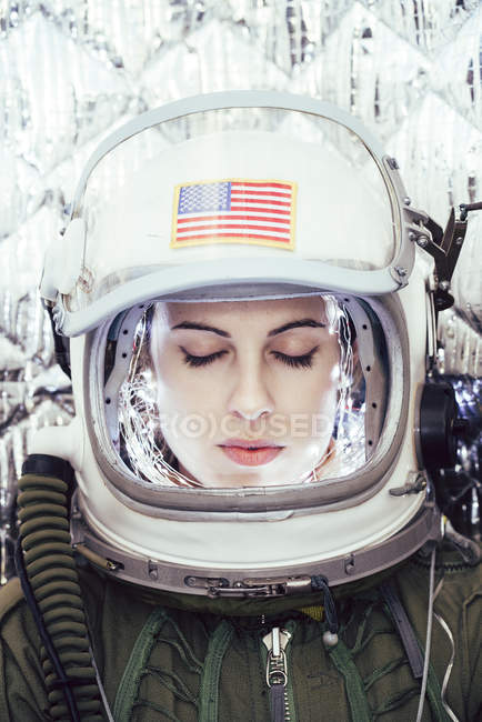 Menina vestindo capacete antigo espaço com sinal de bandeira americana — Fotografia de Stock