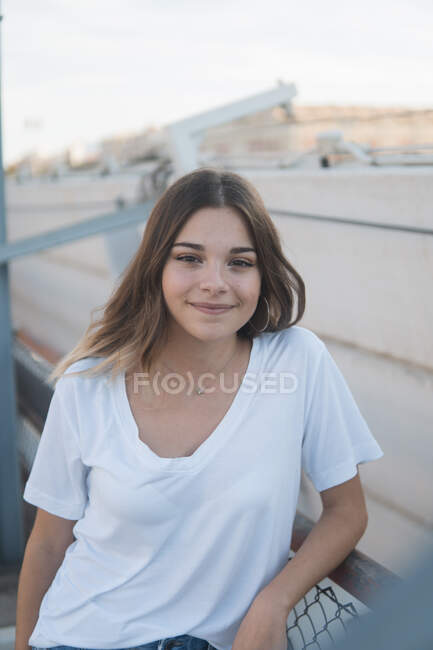 Casual young brunette outdoors — Stock Photo