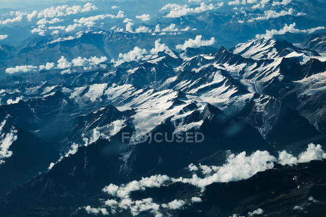 Вид на гору і хмари з літака — стокове фото