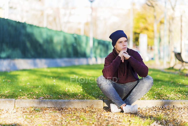 Retrato de um jovem adolescente ao ar livre vestindo trajes casuais — Fotografia de Stock