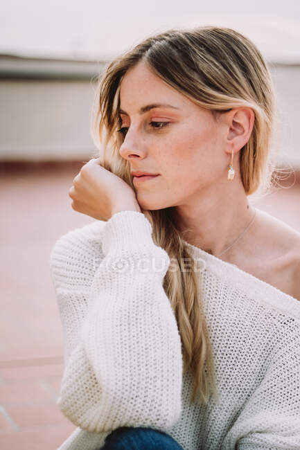 Schöne Frau mit blonden Haaren posiert auf dem Dach — Stockfoto