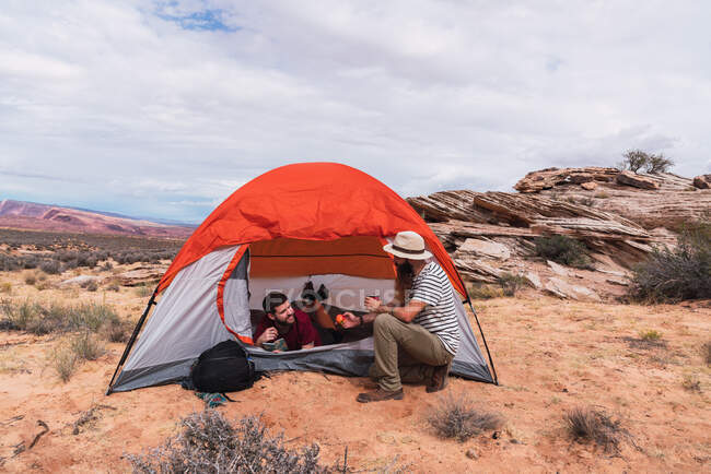 Мандрівники в наметі в Гранд - Каньйоні. — стокове фото