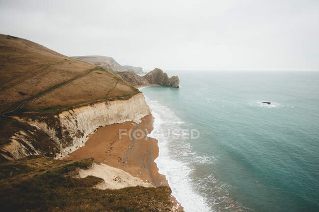 Magnífica vista das ondas de água do mar rolando perto da majestosa Costa Jurássica na Inglaterra — Fotografia de Stock