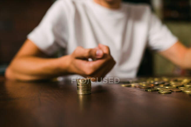 Обрізати хлопця підрахувати монети — стокове фото