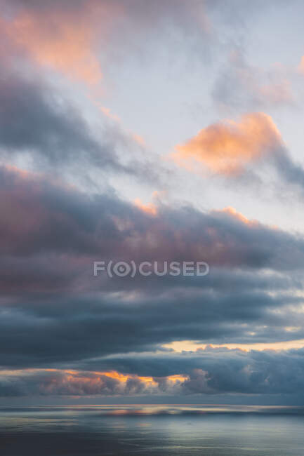 Céu nublado incrível sobre a água do mar calma durante o pôr do sol em Tenerife, Espanha — Fotografia de Stock