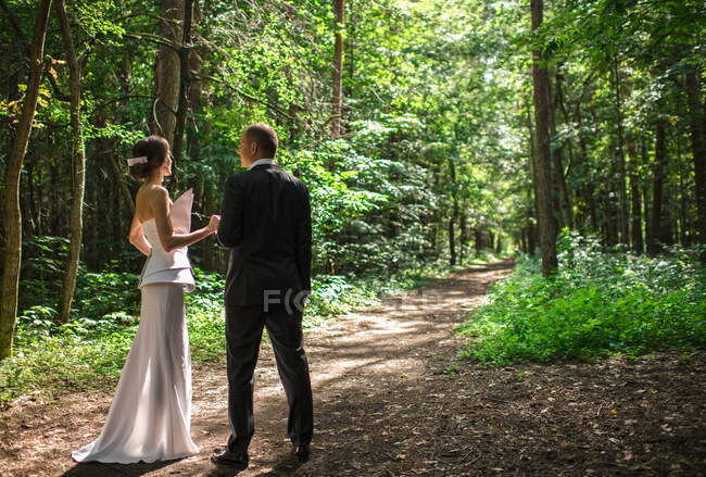 Coppia sposata in piedi nella natura — Foto stock