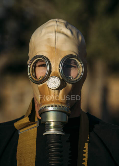 Homme avec masque à gaz lacrymogène — Photo de stock