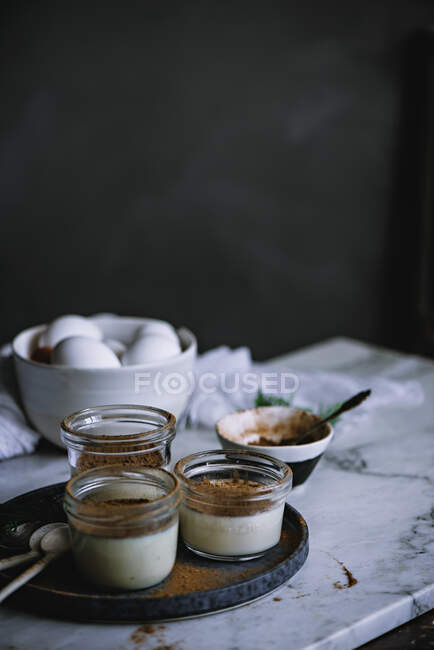 Jars with custard and chocolate desert — Stock Photo