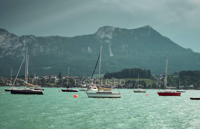 Barcos à vela no mar perto da costa rural — Fotografia de Stock