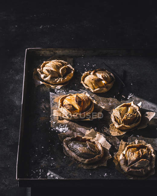 Сковородка с яблочными мини-галетками — стоковое фото