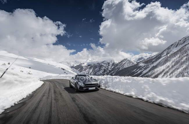 Carro em movimento na estrada da montanha em Alpes — Fotografia de Stock